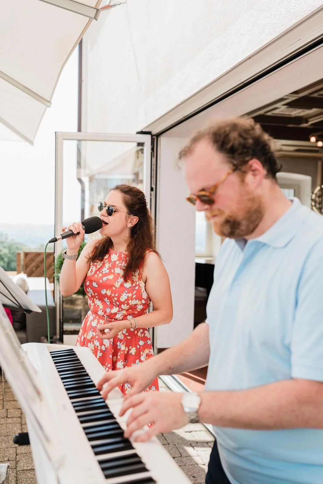 Melanie und Uli musizieren gemeinsam bei einem Auftritt